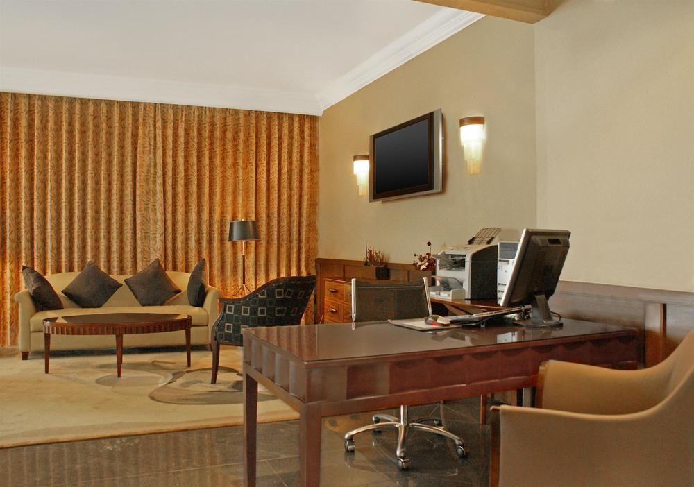 Sheraton Kampala Hotel Экстерьер фото