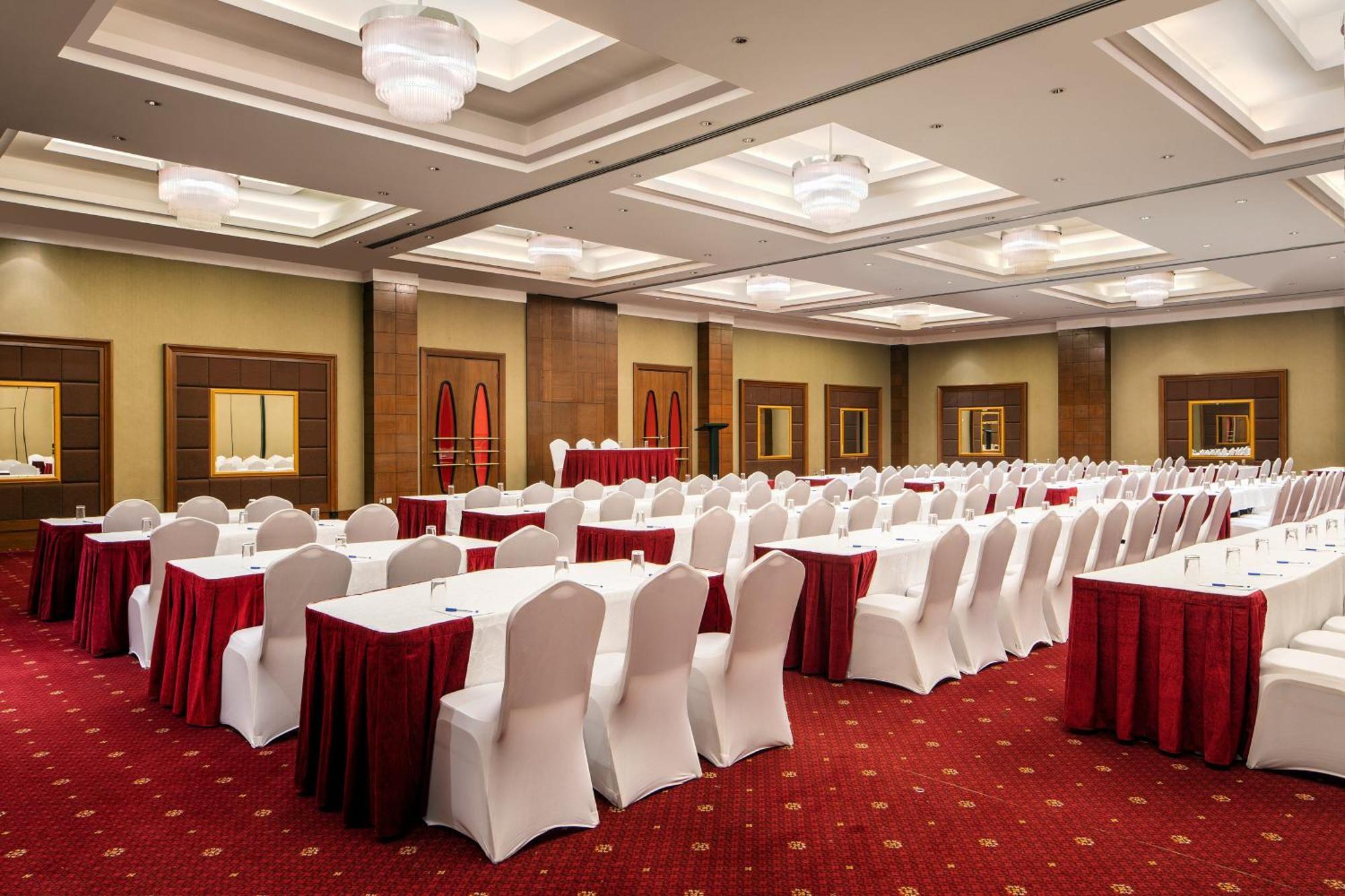 Sheraton Kampala Hotel Экстерьер фото