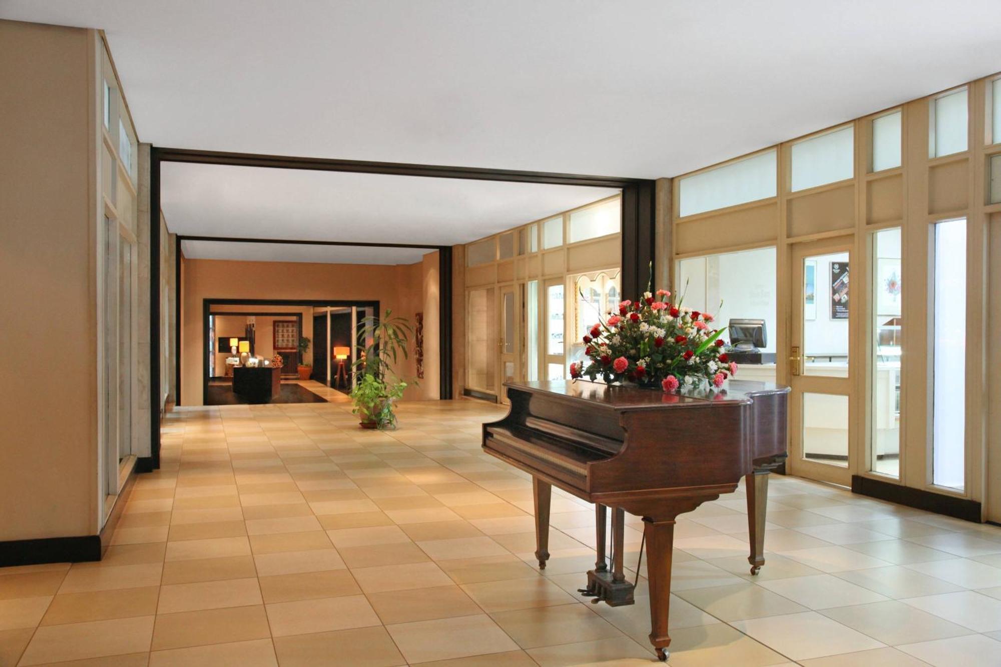 Sheraton Kampala Hotel Экстерьер фото