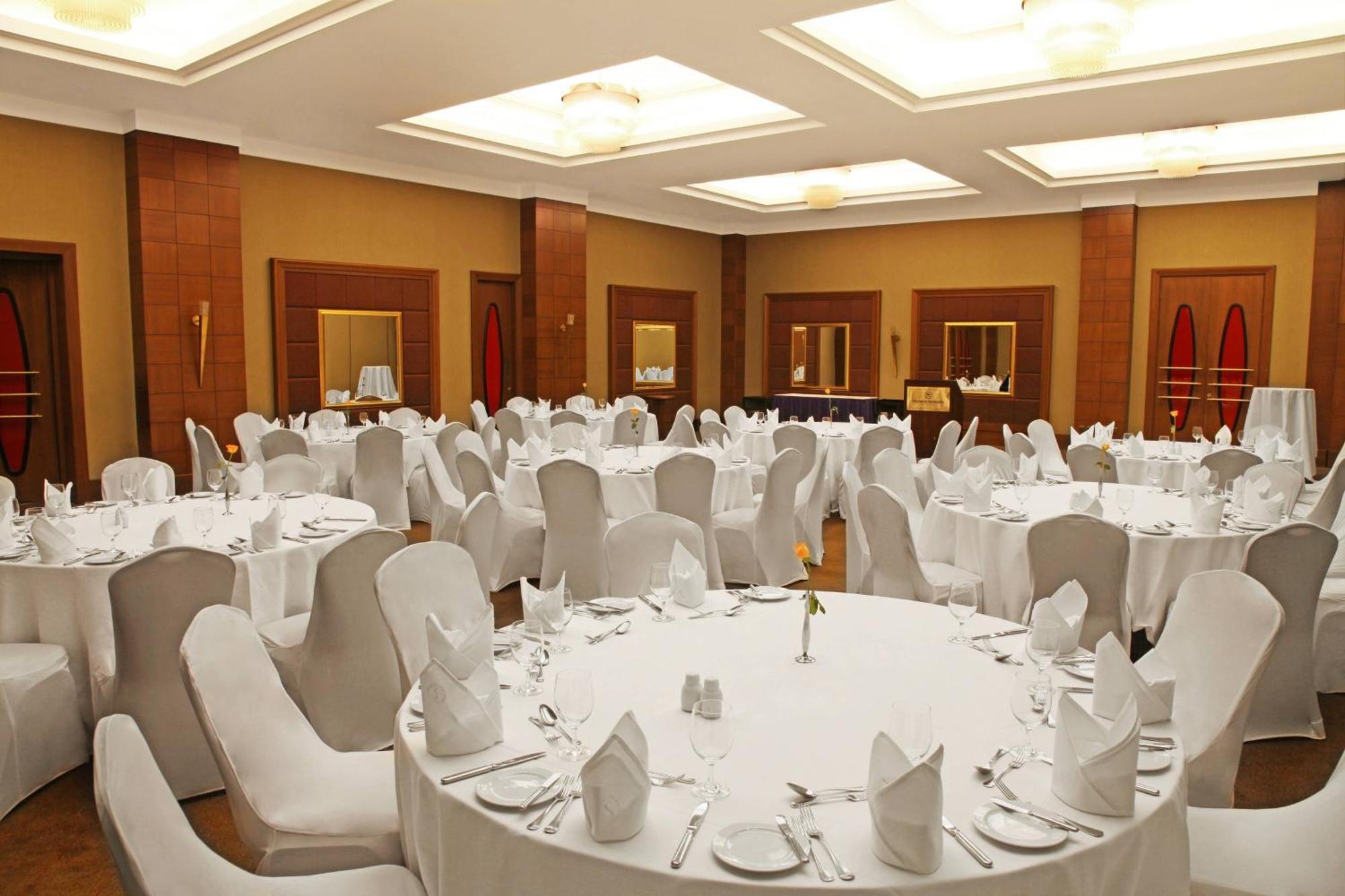 Sheraton Kampala Hotel Экстерьер фото